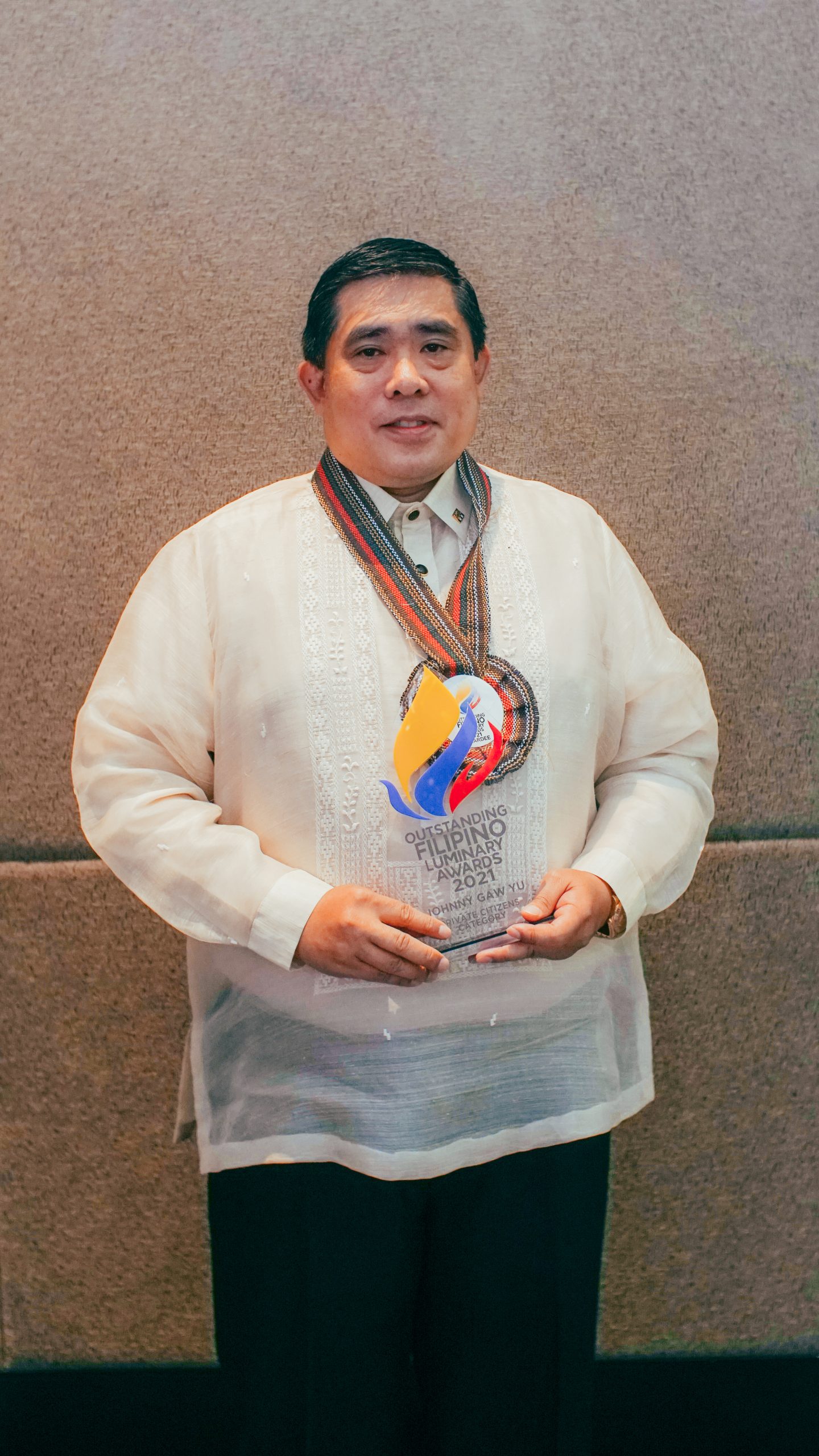 Johnny Gaw Yu Receives Golden Globe Annual Award for Outstanding Filipino Achiever 1