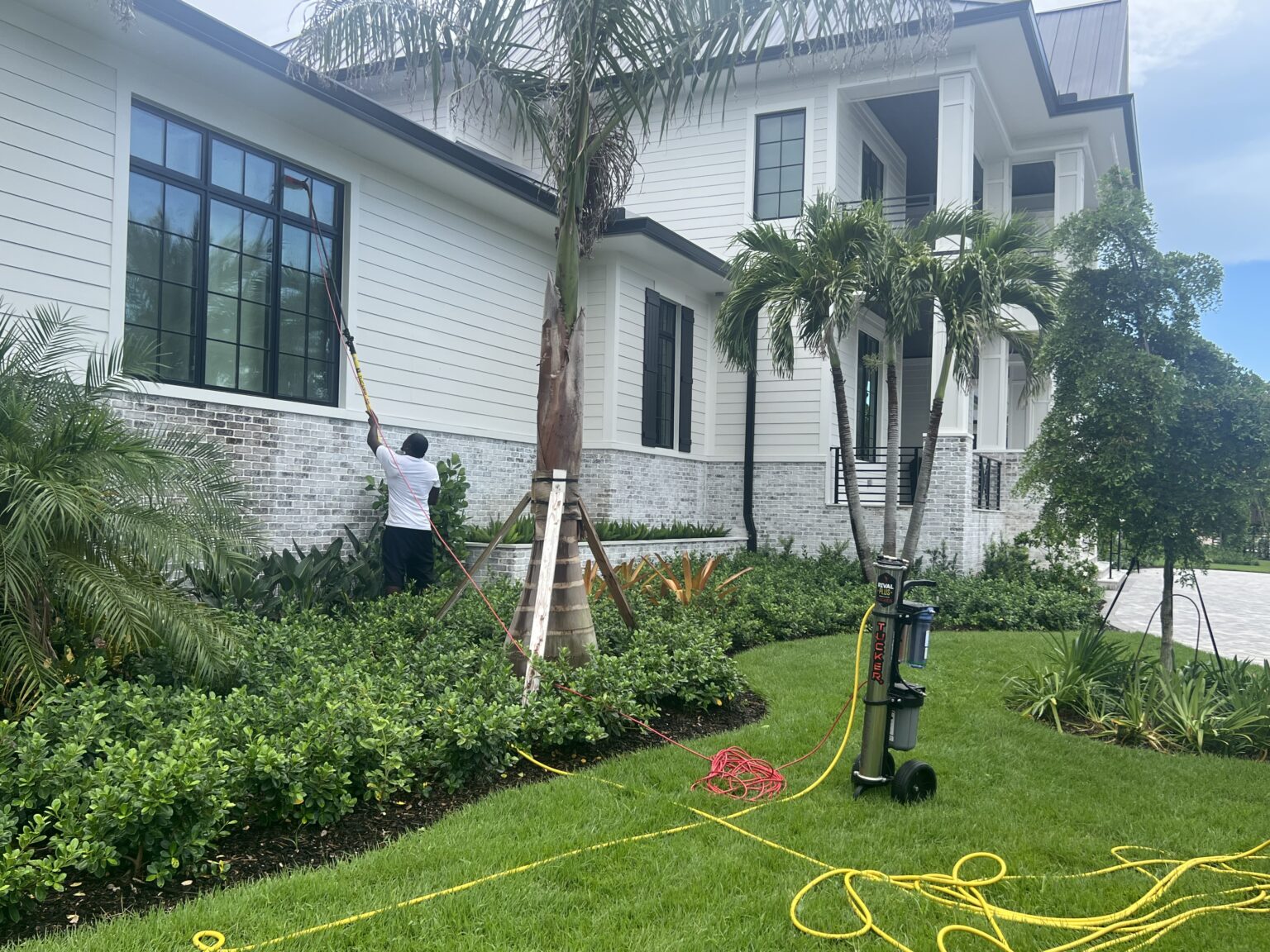 JR Pressure Wash Service: The Premier Window Cleaning Authority in St. Petersburg 1